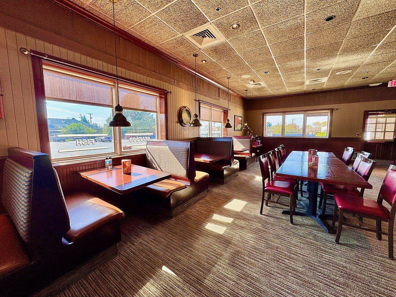 Salle de restaurant en service, tables dressées