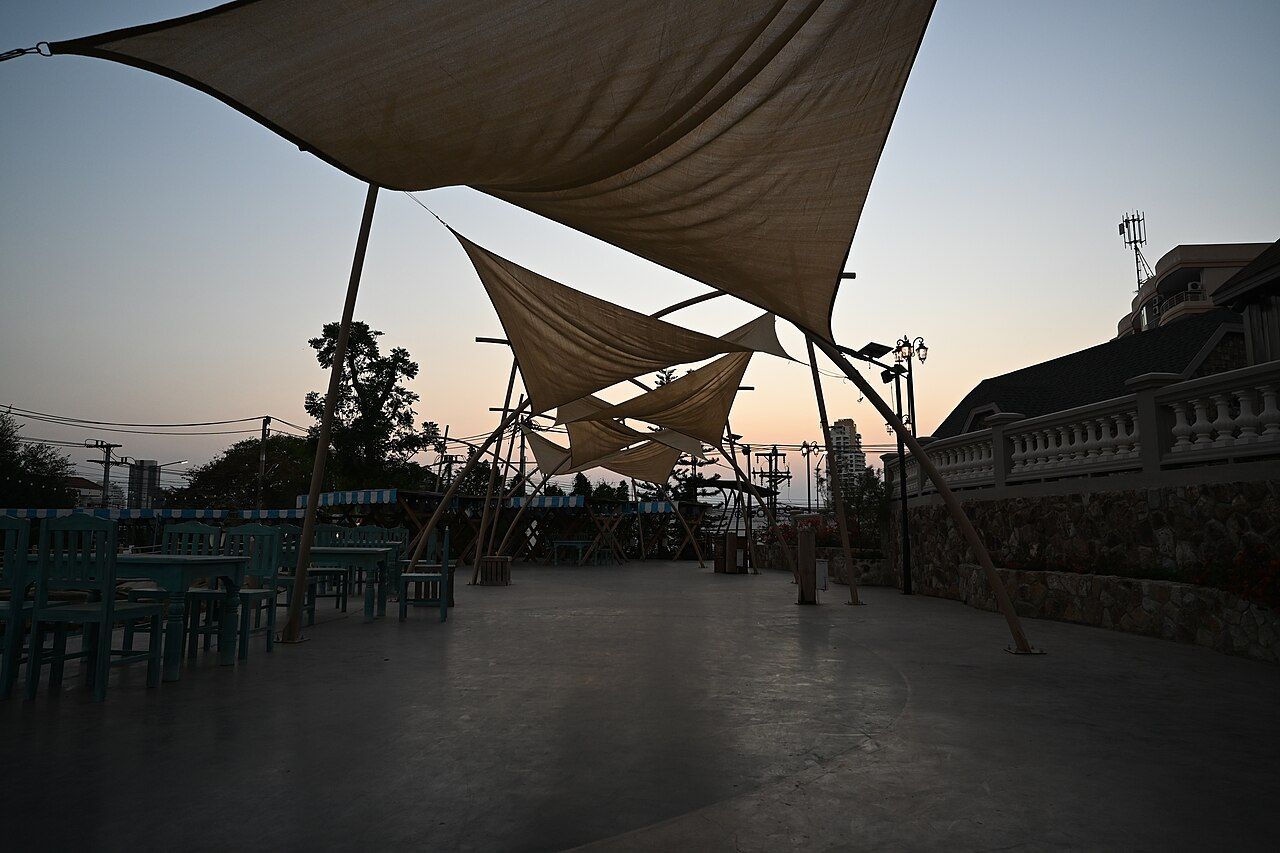Terrasse de restaurant en fin de journée